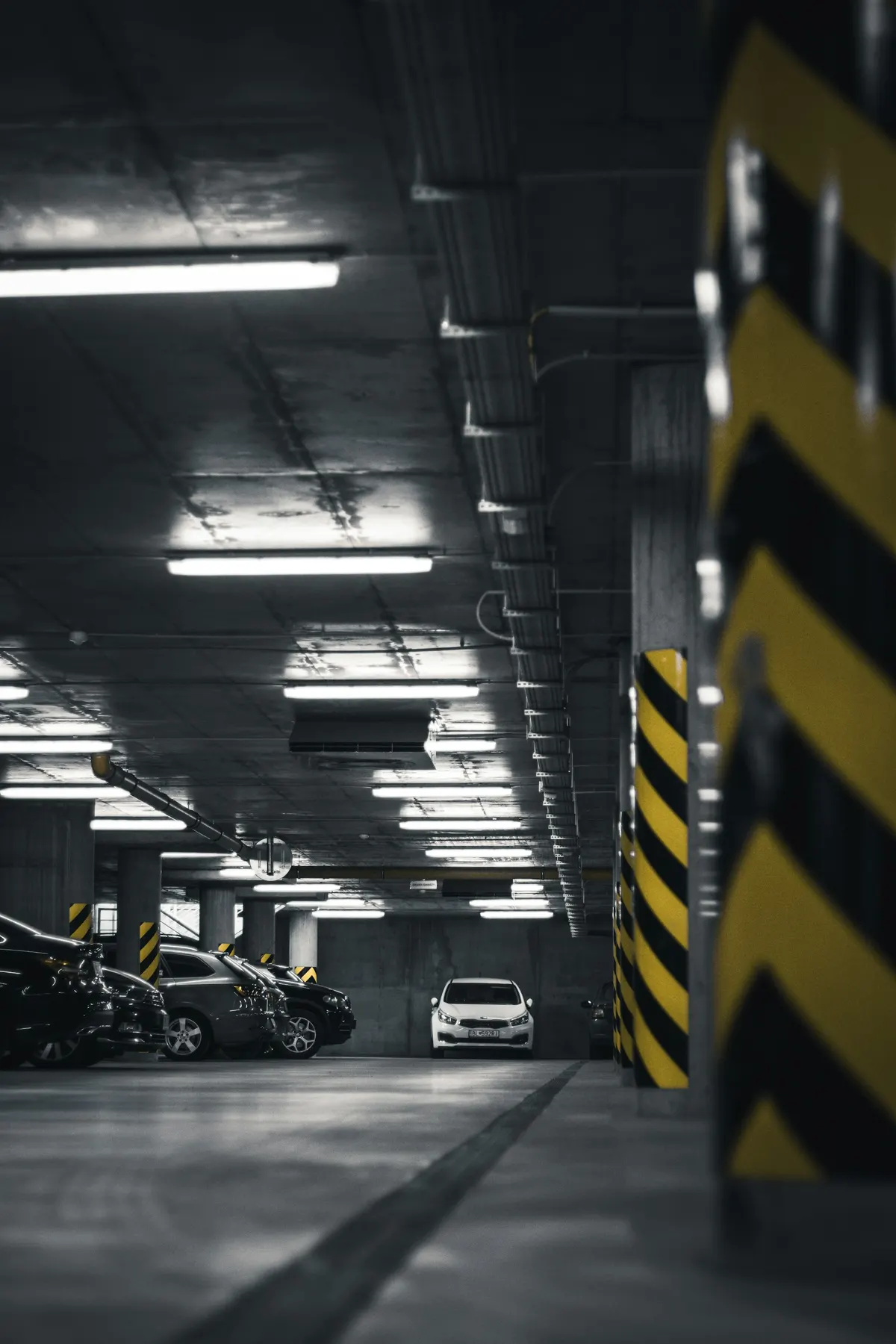 File di auto in un parcheggio sotterraneo