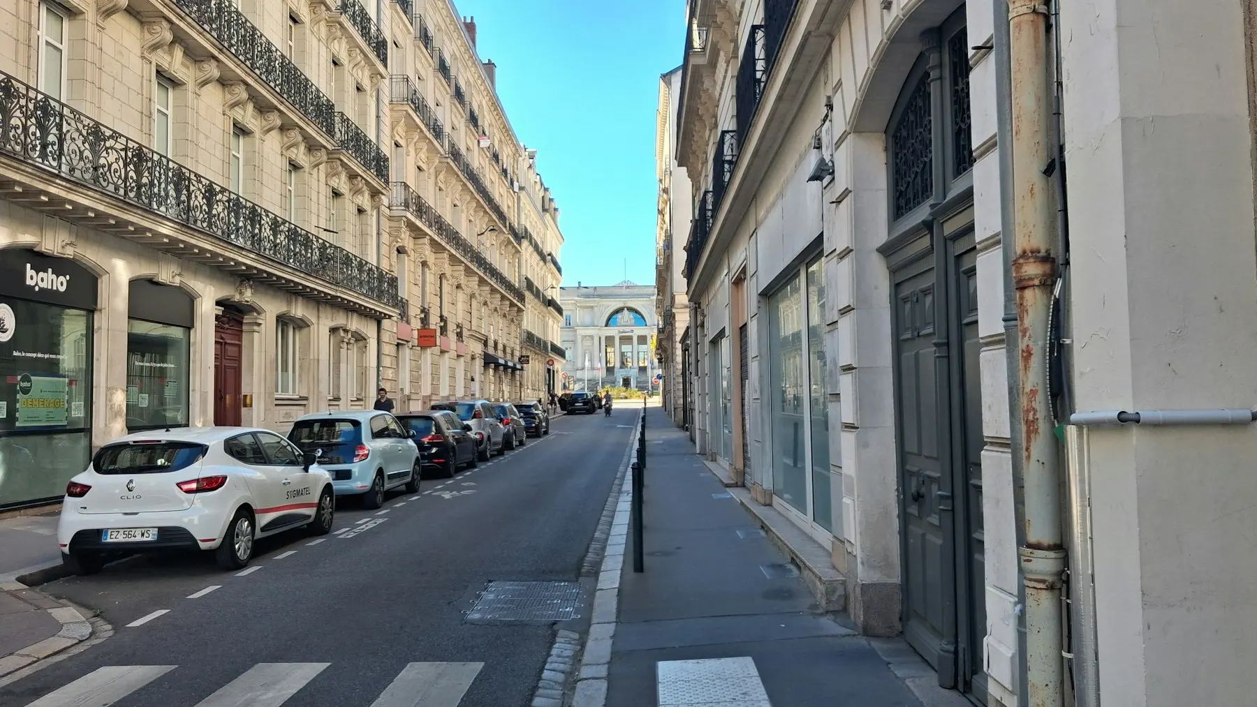 Via di città con auto parcheggiate